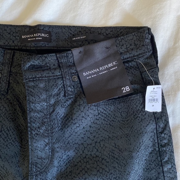 Banana Republic Mid-Rise Skinny Ankle Snakeskin Jeans, black, grey, Size 28 - Picture 4 of 7
